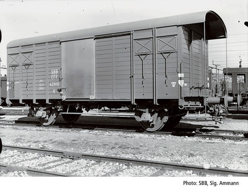 Covered Goods Wagon with Brakemans Platform<br /><a href='images/pictures/Roco/47503.jpg' target='_blank'>Full size image</a>